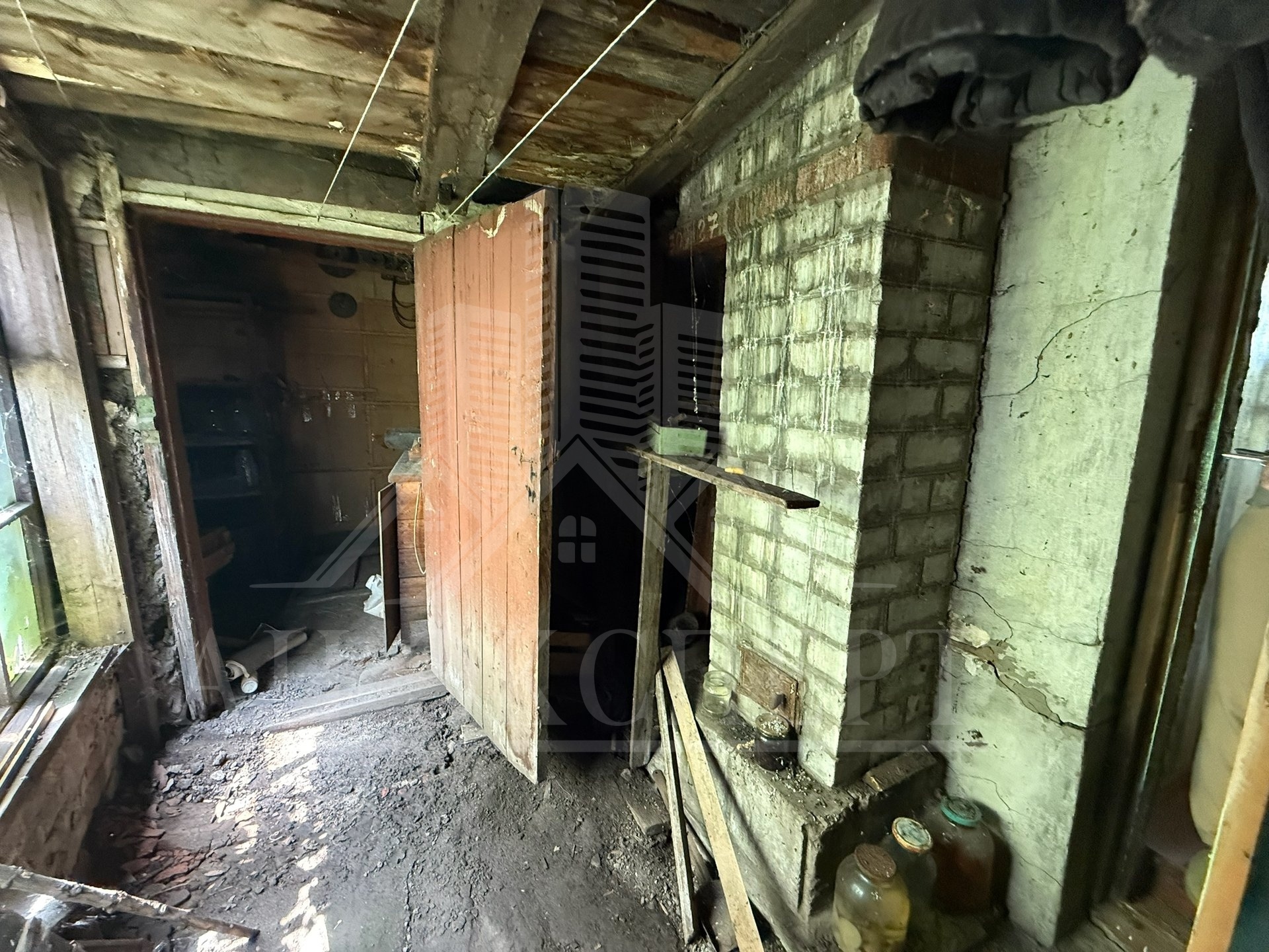 🔑 ПРОДАМ 4-х КОМНАТНЫЙ ДОМ 🔑 📍 Расположение: г.Стаханов, ул. Пушкина (р-н ЖБИ) 💼 Полный пакет документов, готов к продаже ✅ ✍ ОПИСАНИЕ: 🔹Дoм в жилoм состоянии🌳на 4 хозяина 🔹Двор отдельный, просторный🥳 🔹На участке имеется большой гараж (шлакоблок) 🔹2 хороших сарая из 🧱кирпича 🔹Хоз постройки 🔹Небольшой участок ...