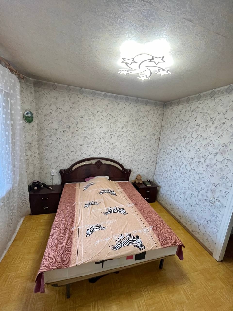 Продам 3-х комнатную квартиру в г. Луганск, Жовтневый район, ул. Учебная, 5 этаж 10- ти этажного дома . Квартира теплая , комнаты раздельные, есть балкон и лоджия, жилое состояние квартиры , санузел раздельный, рядом школы, детсады, колледжи, институт, удобная развязка транспорта, супермаркеты, кафе, рынок, к...