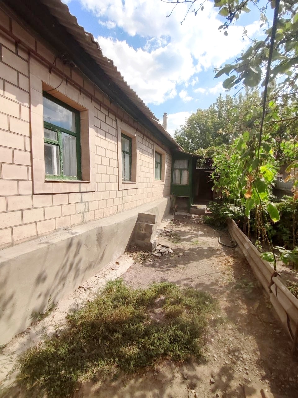 Продается небольшой домик в районе 4-й больницы, нижний Камброд. В доме есть электричество, газ и вода. Отопление работает от газового котла. Общая площадь дома — 37,2 квадратных метра. Цена — 1 800 000 рублей. Узнать больше или договориться о просмотре, звоните: +7(959)805-0087, +7(959)516-95-35, Оформите по...