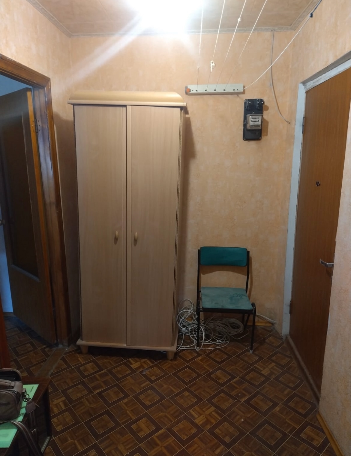 Продам однокомнатную квартиру, на первом этаже (дом постройки 2000-х годов), район Мирный ,улица Ялтинская. Общая площадь 36.3 кв. м. Окна металлопластиковые, выходят во двор. Тихий двор,в шаговой доступности остановка .В квартире газовое отопление, водонакопительный бак,полы линолеум. Цена 900 тыс. рублей. П...