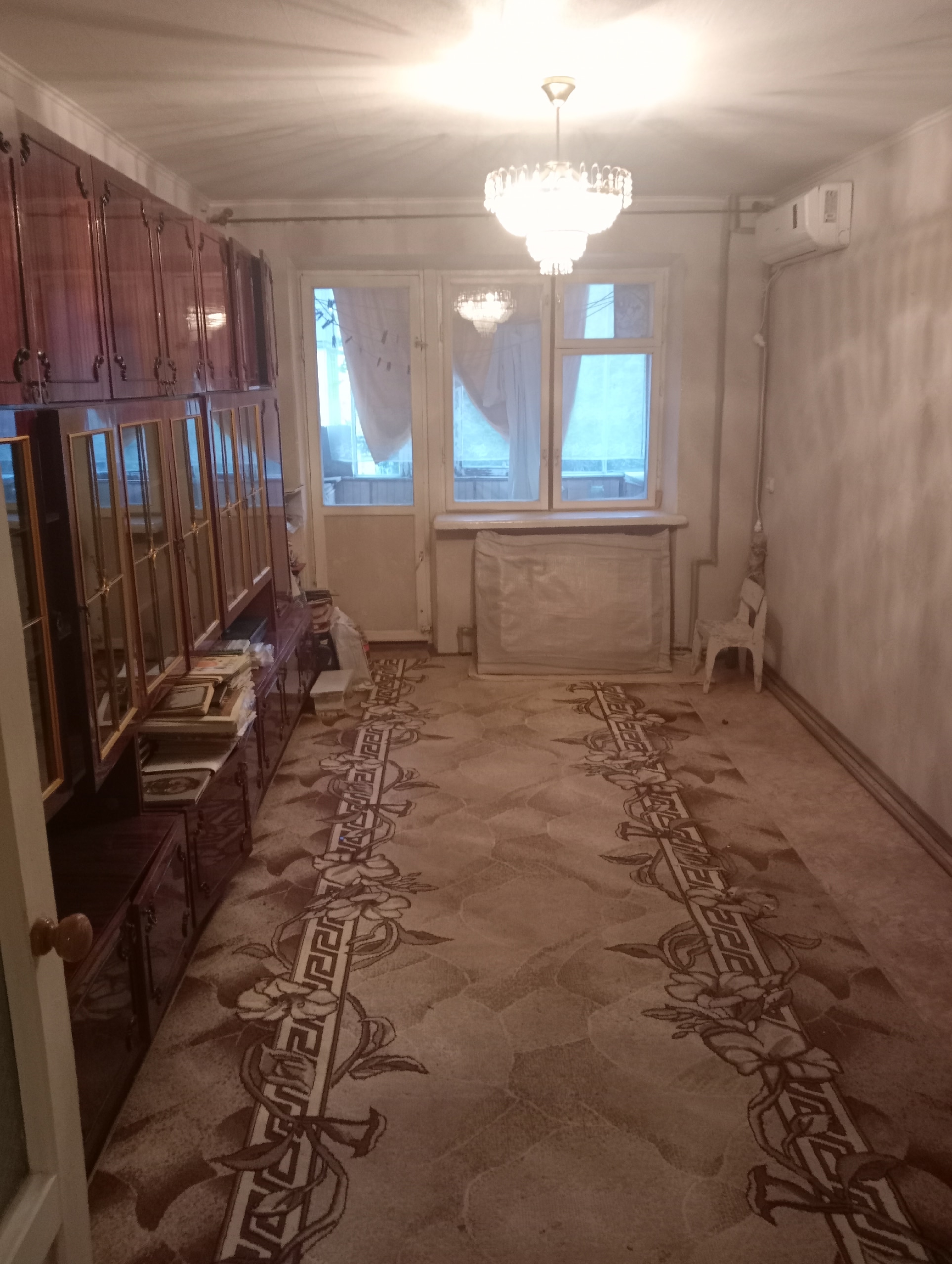 Продам 3к-комнатная,на кв.Комарова, Жовтневый район,за кинотеатром Мир, площадь 55кв.м,окна МП, кондиционер,с автономным отоплением,новые радиаторы ,санузел раздельный,3 этаж/5,жилое состояние, балкон,рядом школа и детский сад, кинотеатр Мир, магазин, удобная транспортная развязка! Документы РФ.прописанных не...