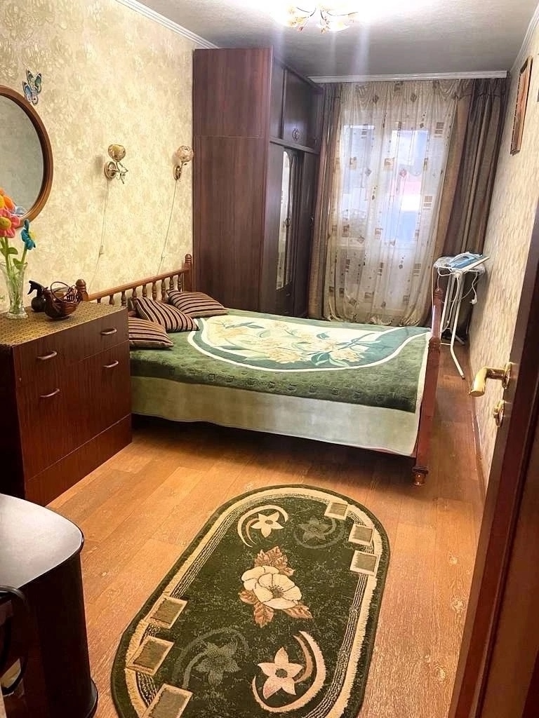 Продам 3к квартиру на кв. 50 лет Октября 4/5 этаж ✅ Общая площадь - 58.5м2. Три комнаты 17.9м2, 13.3м2 и 9.5м2. Кухня: 5.9м2. ✅ Окна и балкон м/п. Санузел совмещен, в плитке. Вся мебель и техника остается. Квартира в очень хорошем жилом состоянии ✅ Расположение отличное, рядом все необходимое(школа, детский с...