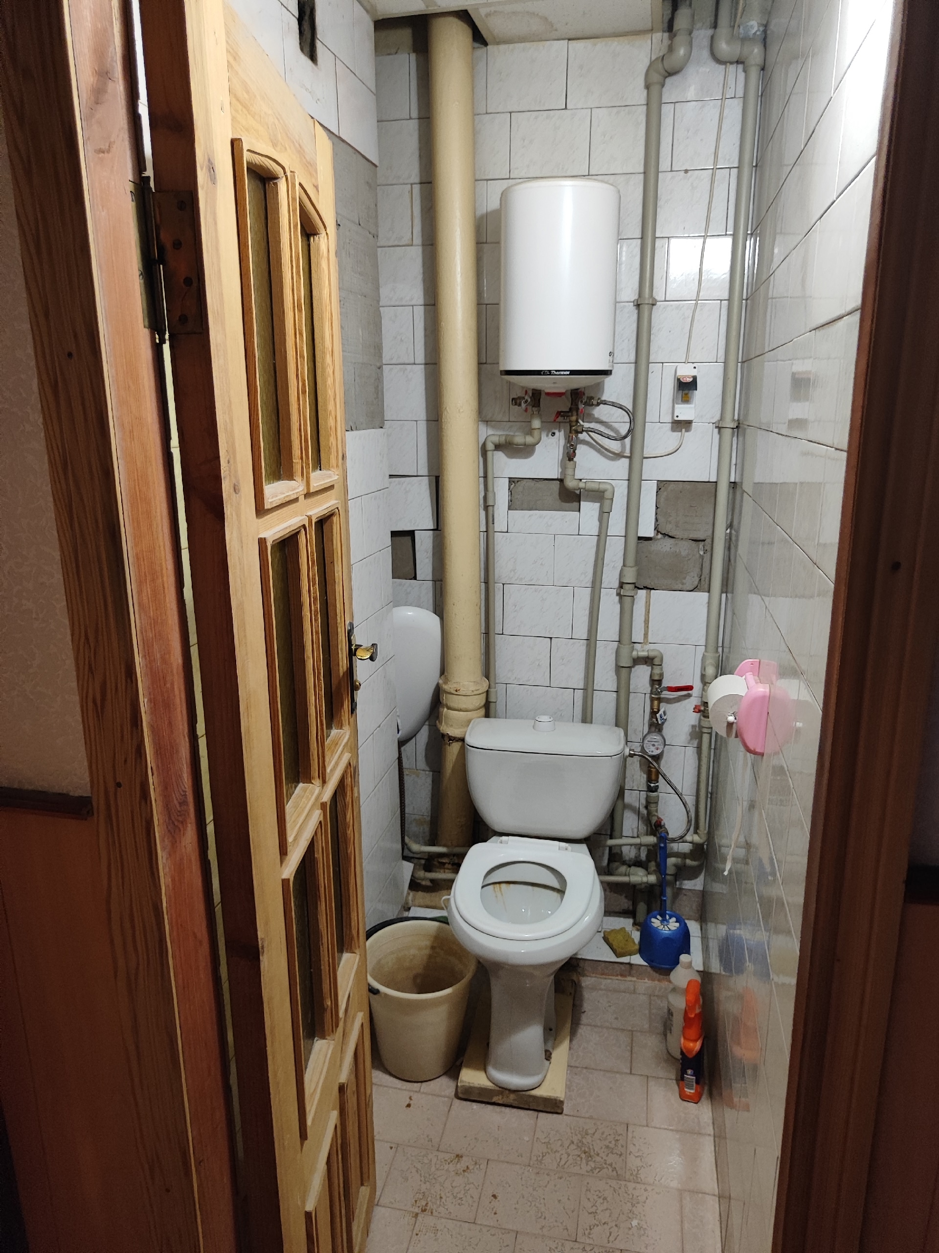 Луганск продам 3 -кк на кв.Якира (Октябрьский р-н) 7/14 Площадью 68 м². Высота потолка 3 м. Улучшенной планировки.Эл.печь. Окна м/п. Водоснабжение -пластик. Теплоснабжение м/п. 2 бойлера. Балкон и лоджия застеклены. Хорошее расположение.В шаговой доступности вся инфраструктура (институт Лгу им. В. Даля, СШ 36...